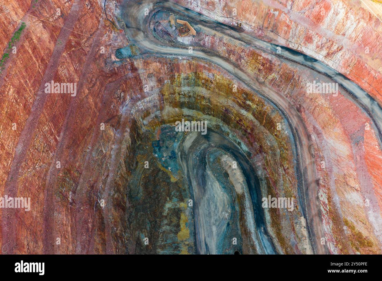 Vista aerea della miniera d'oro a taglio aperto con più livelli a Cobar nell'Outback New South Wales, Australia. Foto Stock