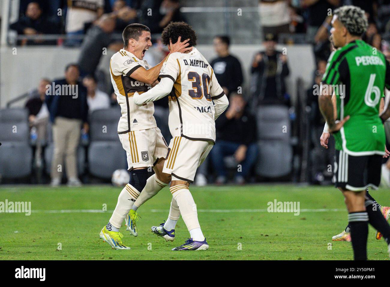 Il difensore del LAFC Sergi Palencia (14) festeggia con l'attaccante David Martínez (30) dopo aver segnato il pareggio durante una partita della MLS contro l'Austin FC, Wed Foto Stock