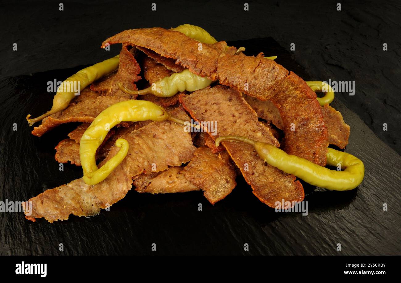 Gruppo di fette di carne di kebab cotte a base di pollo e carne di manzo con peperoncino verde Foto Stock