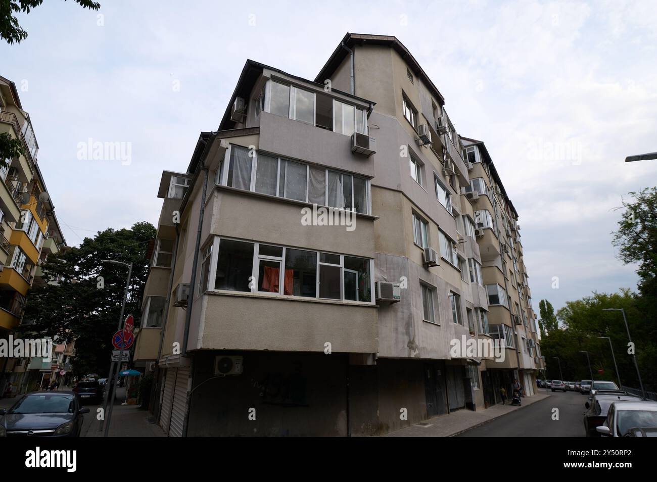 Edificio residenziale unico con caratteristiche architettoniche eclettiche situato in una vivace area urbana vicino al centro città Foto Stock