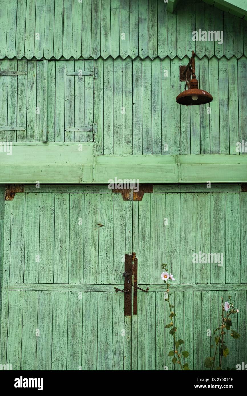 Capanna verde in legno a la Tremblade, villaggio di ostriche contadine, Charente Maritime, Francia Foto Stock