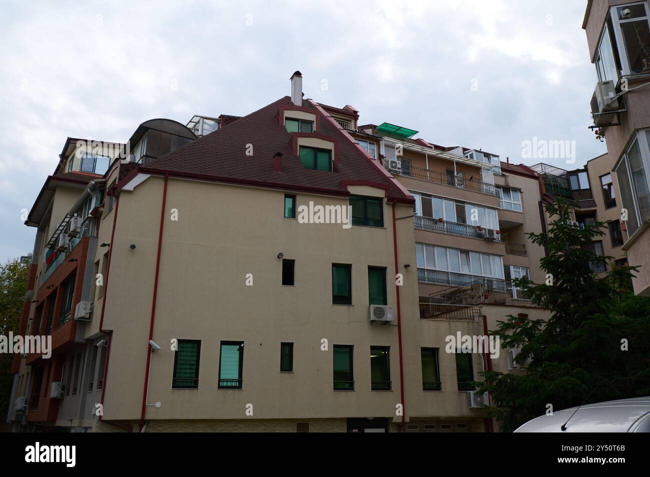 Moderno design architettonico di edifici residenziali che mostrano caratteristiche uniche e materiali diversi durante una giornata nuvolosa in un ambiente urbano Foto Stock