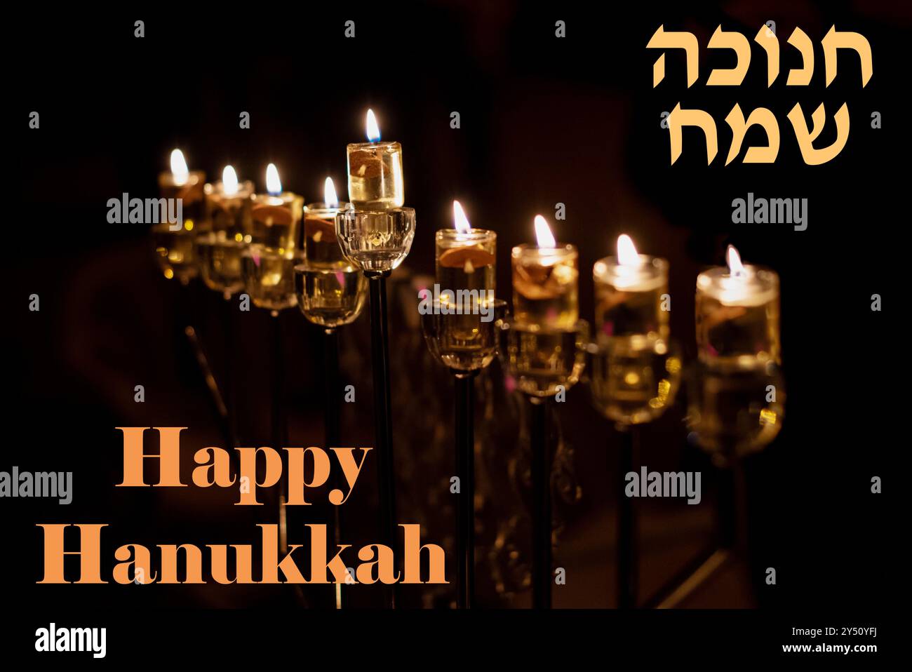 Hanukkah menorah con luci a olio che bruciano a Gerusalemme durante la celebrazione del Festival delle luci in Israele. Foto Stock