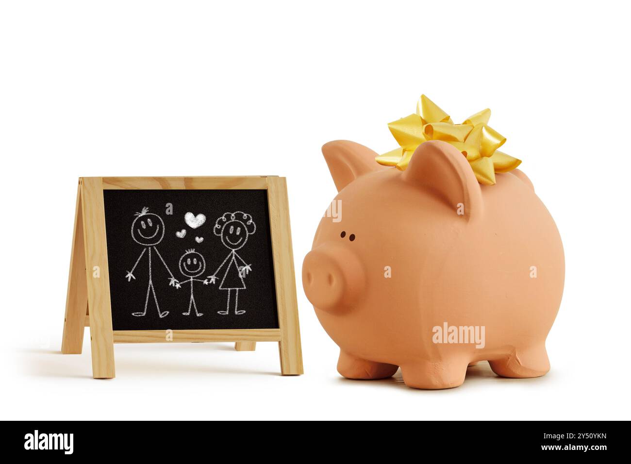 Salvadanaio con fiocco regalo e famiglia di disegno per bambini sulla lavagna - concetto di famiglia rimbalzi e assistenza finanziaria Foto Stock