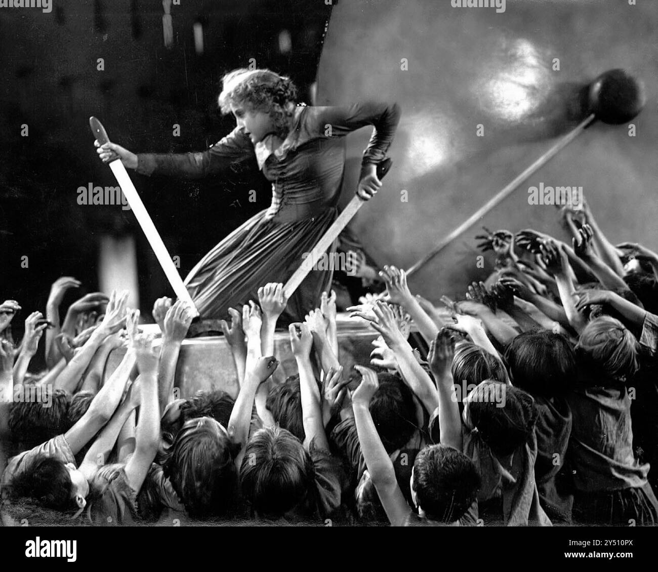 Brigitte Helm nel ruolo di Maria Metropolis è un film muto di fantascienza espressionista tedesco del 1927 diretto da Fritz Lang e scritto da Thea von Harbou in collaborazione con Lang tratto dal romanzo omonimo di von Harbou del 1925 (che è stato scritto intenzionalmente come trattamento). È interpretato da Gustav Fröhlich, Alfred Abel, Rudolf Klein-Rogge e Brigitte Helm. Erich Pommer lo ha prodotto nei Babelsberg Studios per Universum Film A.G. (UFA). Il film muto è considerato un film di fantascienza pionieristico, essendo tra i primi lungometraggi di quel genere. Le riprese si sono svolte in 17 mesi tra il 1925 e il 26 Foto Stock