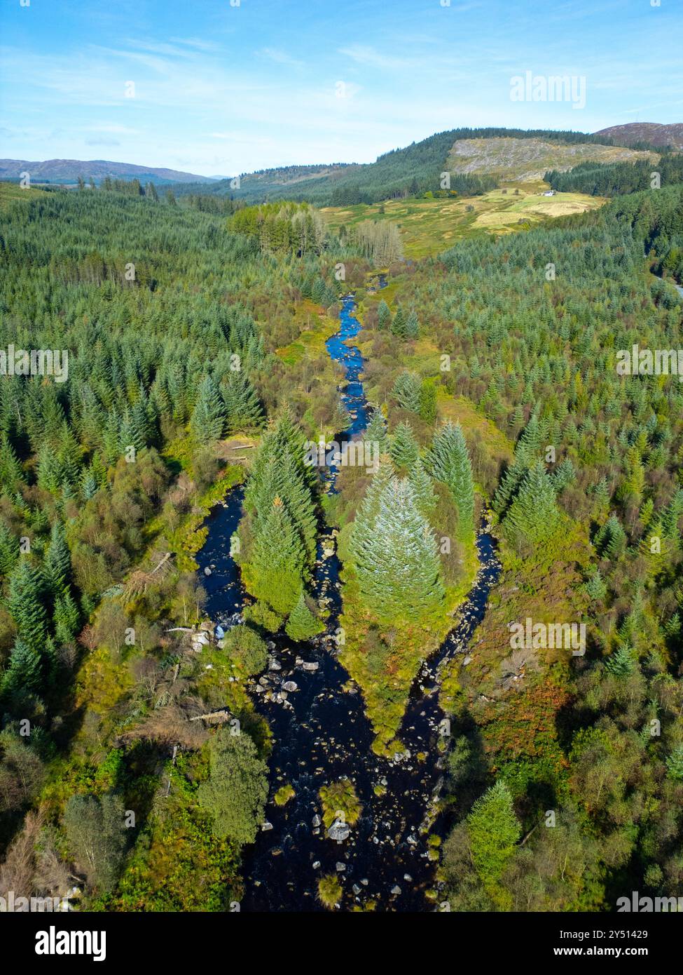 Vista aerea dal drone del fiume Dee accanto alla pista forestale di Raiders Road nel Galloway Forest Park e all'interno del nuovo Galloway National Park, Dum Foto Stock