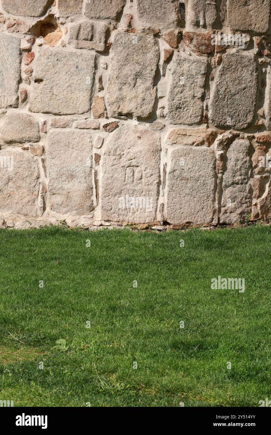 Stele funerarie, cupas, cisti e altri resti romani utilizzati per costruire le maestose mura della città di Avila, in Spagna Foto Stock