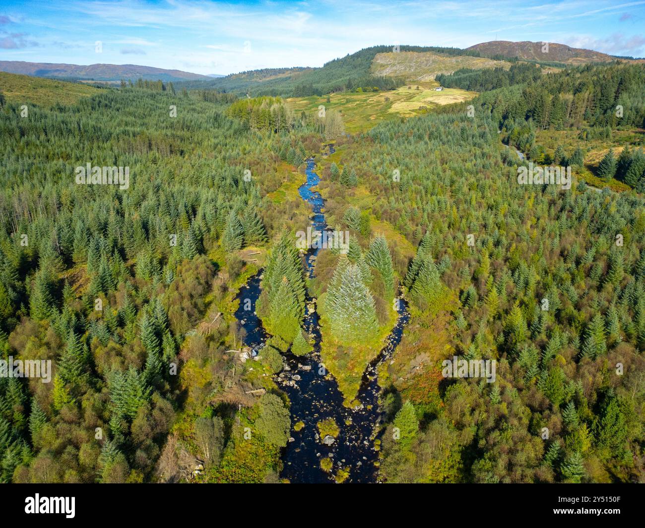 Vista aerea dal drone del fiume Dee accanto alla pista forestale di Raiders Road nel Galloway Forest Park e all'interno del nuovo Galloway National Park, Dum Foto Stock