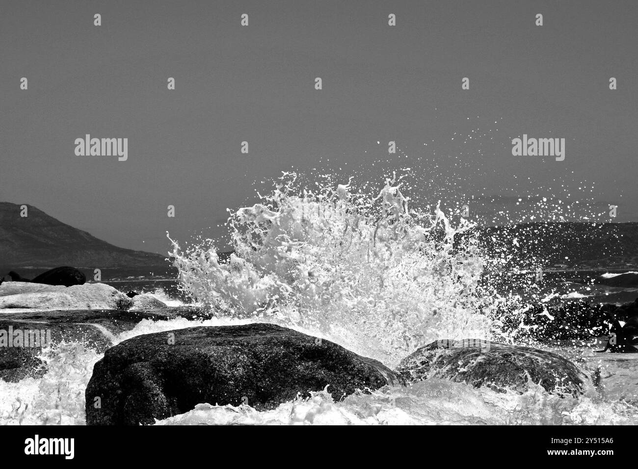 Rocce e mare tempestoso vicino a Hout Bay, Sud Africa. Foto Stock