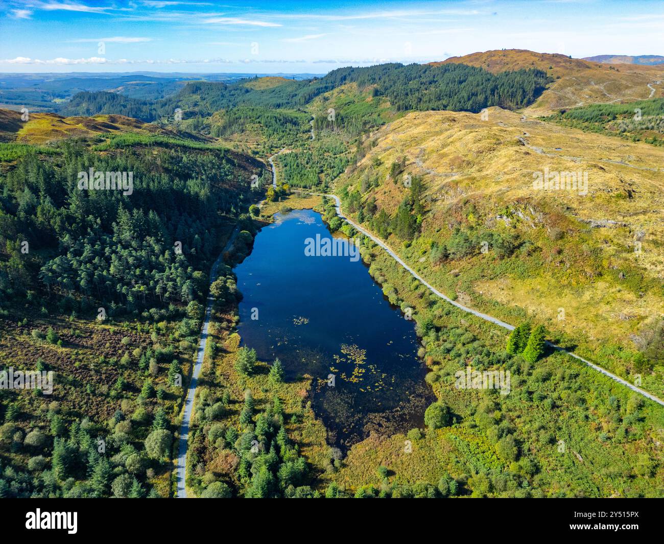 Vista aerea dal drone del Black Loch nel Galloway Forest Park e all'interno del nuovo Galloway National Park, Dumfries and Galloway, Scozia, Regno Unito Foto Stock