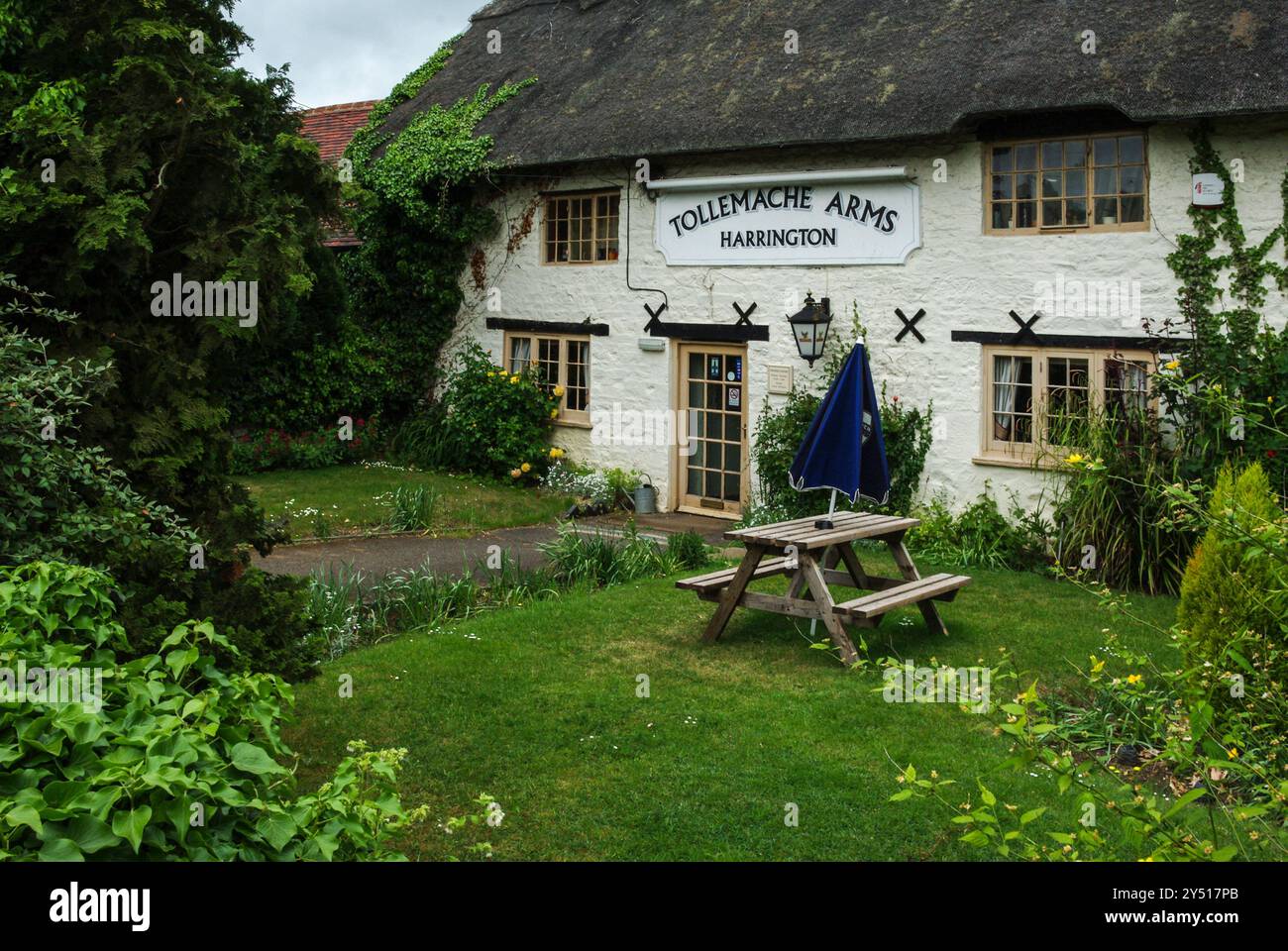 The Tollemache Arms, un grazioso pub del villaggio con tetto di paglia ad Harrington, Northamptonshire, Regno Unito; nominato Great British Pub of the Year 2024 Foto Stock