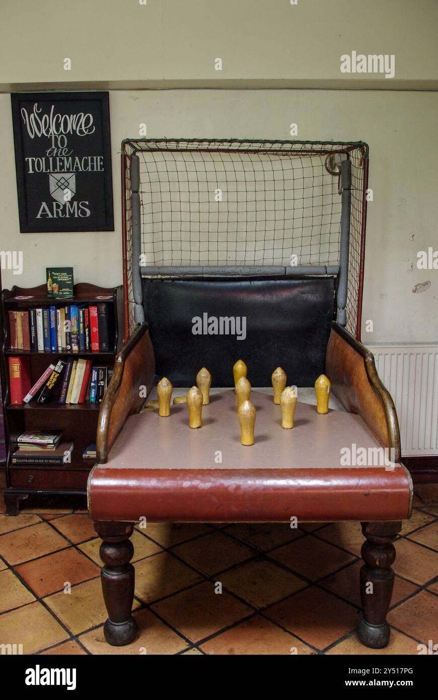 Tavolo tradizionale da pub, Tollemache Arms, Harrington, Northamptonshire, Regno Unito; il Great British Pub of the Year 2024 Foto Stock