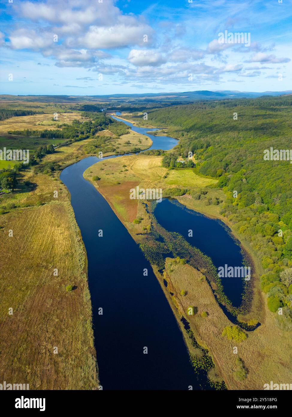 Vista aerea dal drone del fiume Cree vicino a Newton Stewart nel Galloway Forest Park e all'interno del nuovo Galloway National Park, Dumfries e Galloway Foto Stock