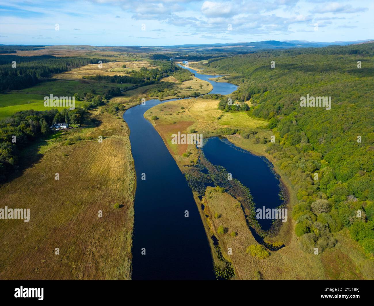Vista aerea dal drone del fiume Cree vicino a Newton Stewart nel Galloway Forest Park e all'interno del nuovo Galloway National Park, Dumfries e Galloway Foto Stock