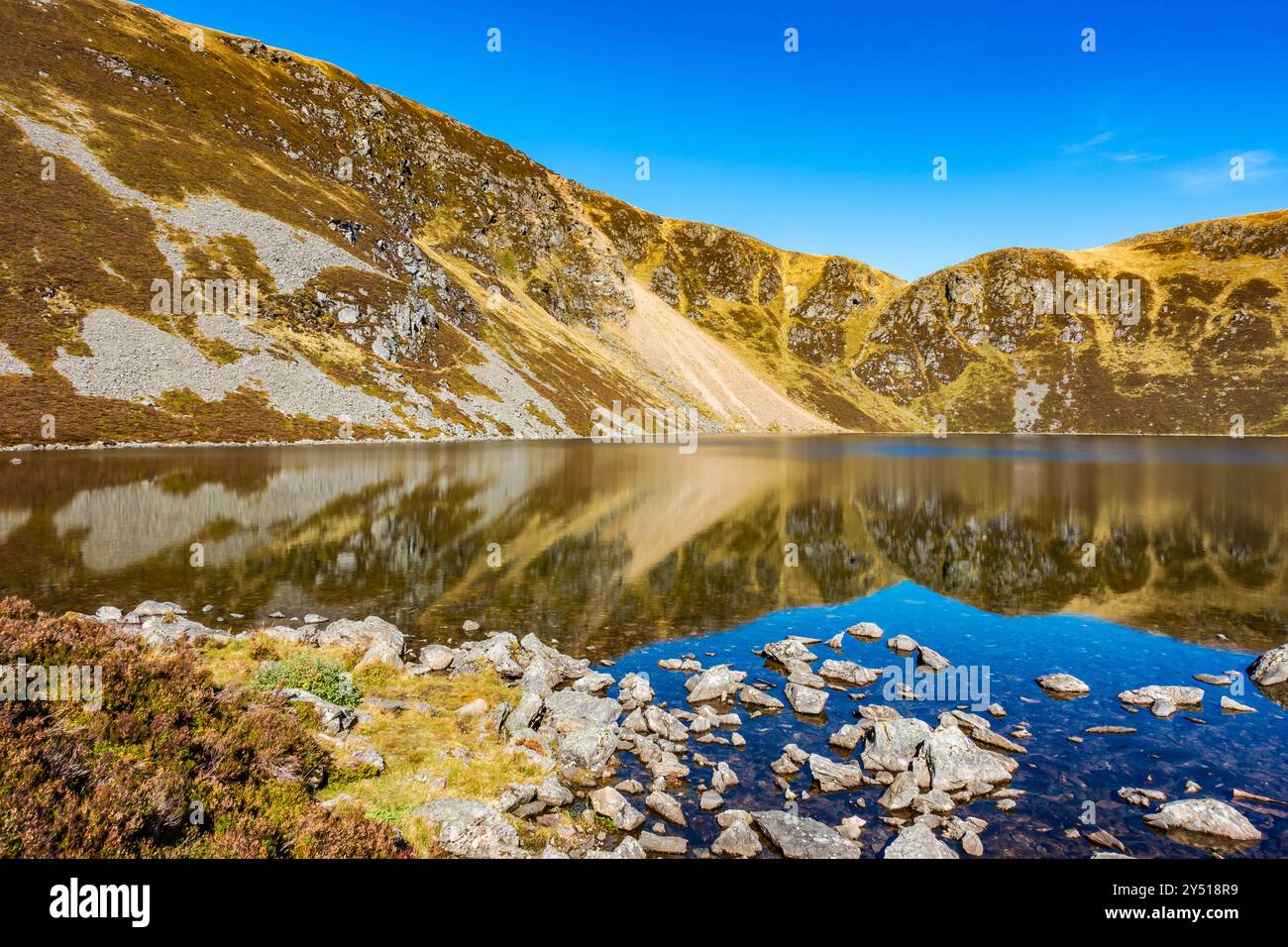 Lo splendido specchio d'acqua chiamato Loch Brandy, un lago di montagna a Glen Clova, Angus, Scozia Foto Stock