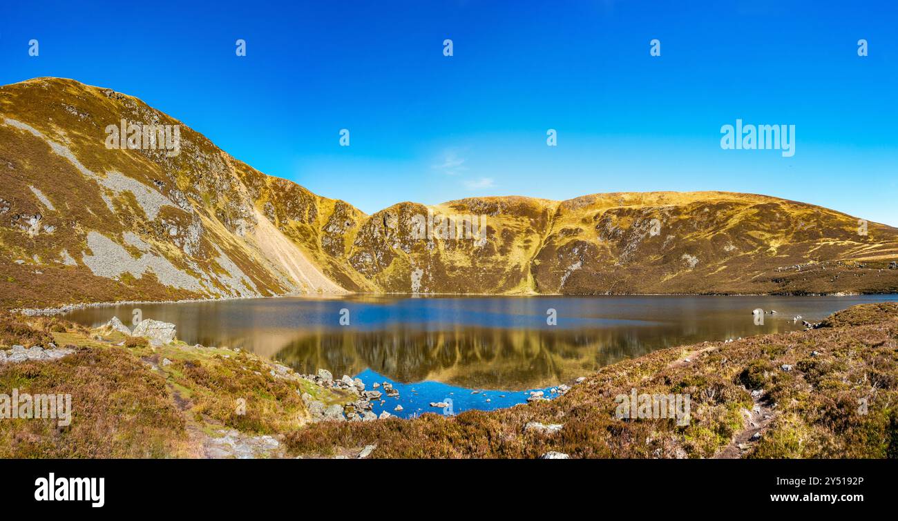 Lo splendido specchio d'acqua chiamato Loch Brandy, un lago di montagna a Glen Clova, Angus, Scozia Foto Stock