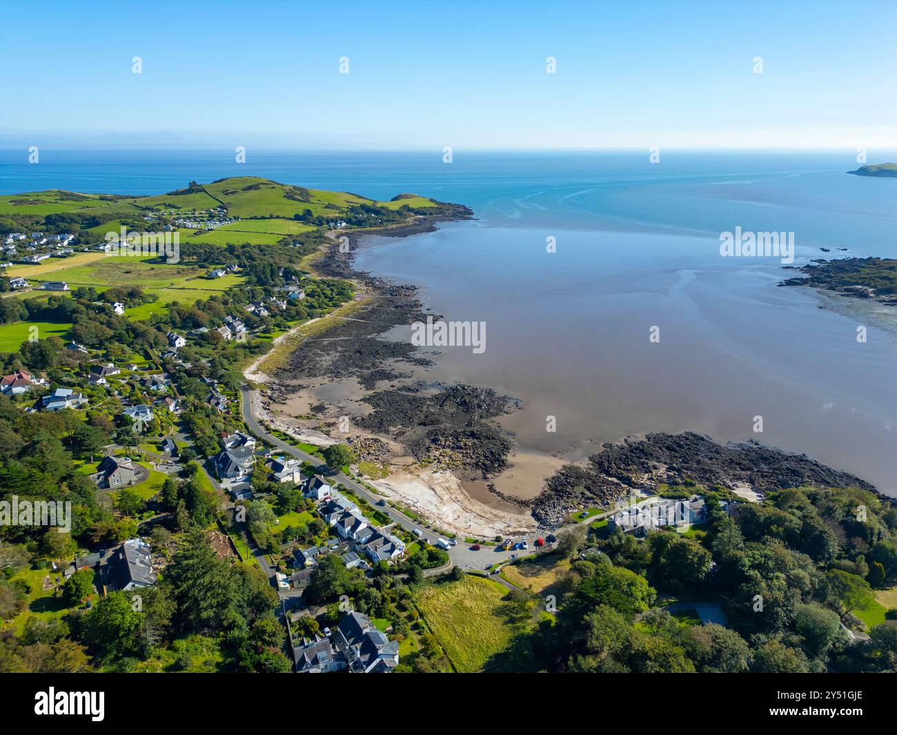 Vista aerea dal drone del villaggio di Rockcliffe sulla costa di Solway all'interno del nuovo Parco Nazionale di Galloway, Dumfries e Galloway, Scozia, Regno Unito Foto Stock