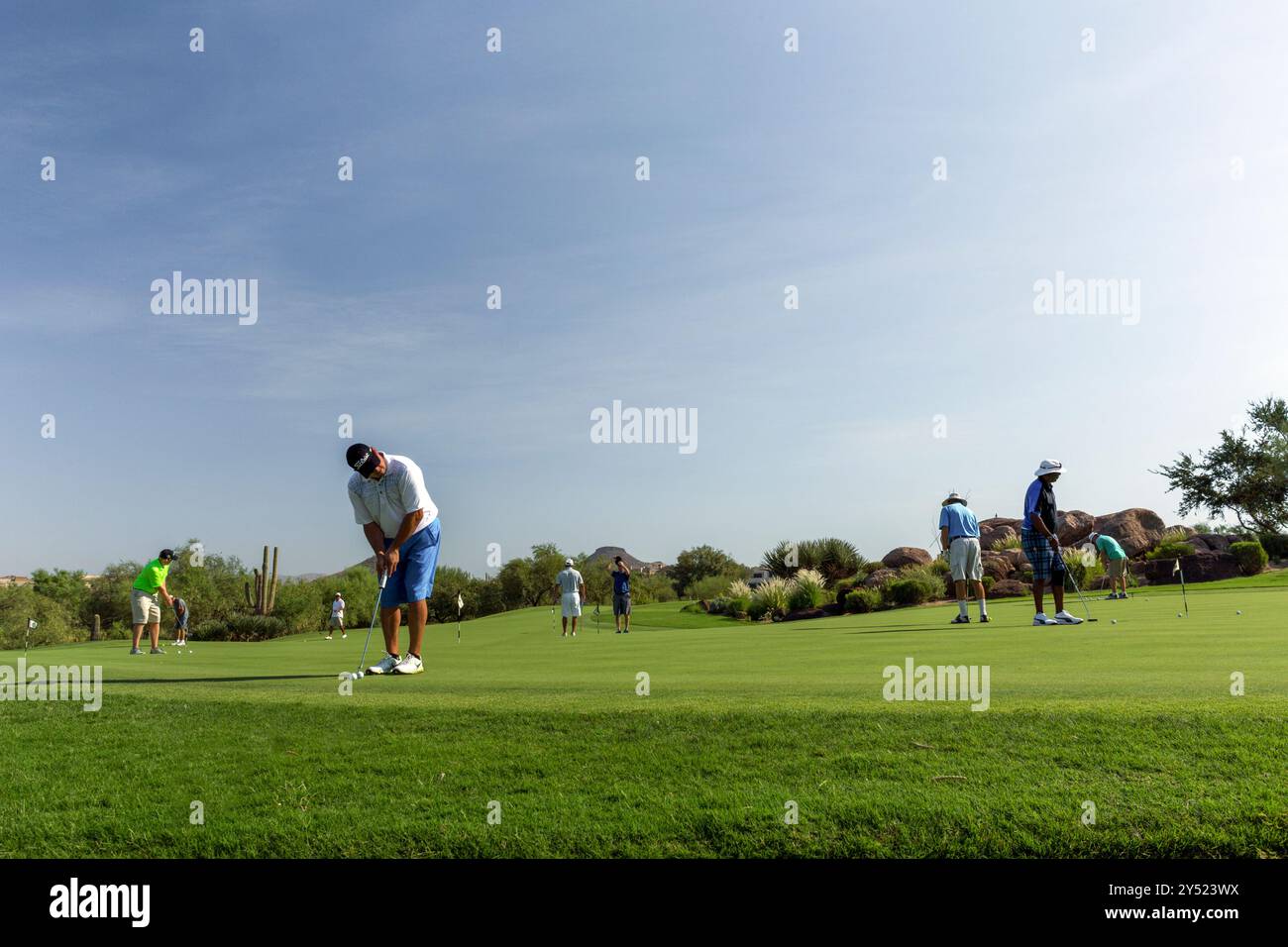 I golfisti mettono alla prova le loro abilità su un putting range Foto Stock