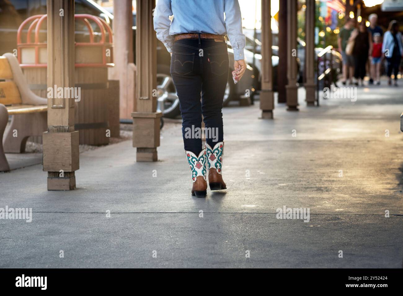 Donna che indossa stivali da cowboy a Scottsdale, Arizona Foto Stock