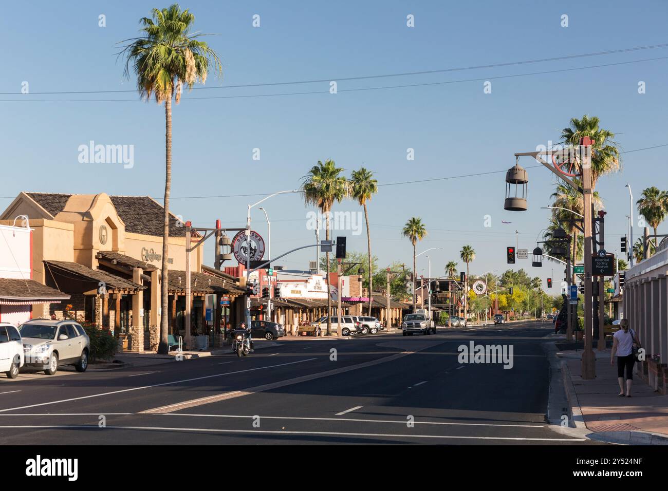 Vista sulla strada del centro storico di Scottsdale, Arizona Foto Stock