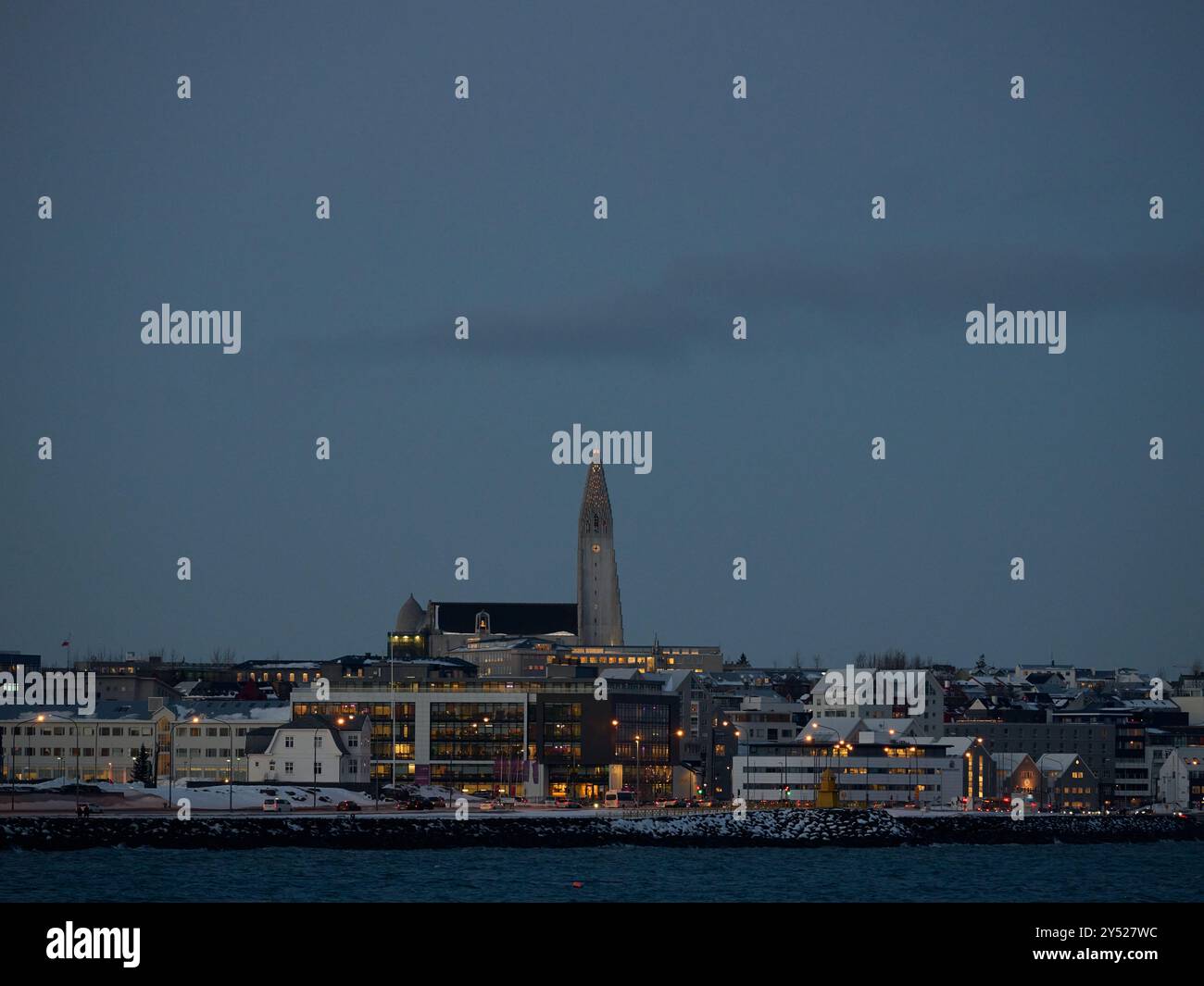 Città moderna con grattacieli ed edifici residenziali di sera Foto Stock