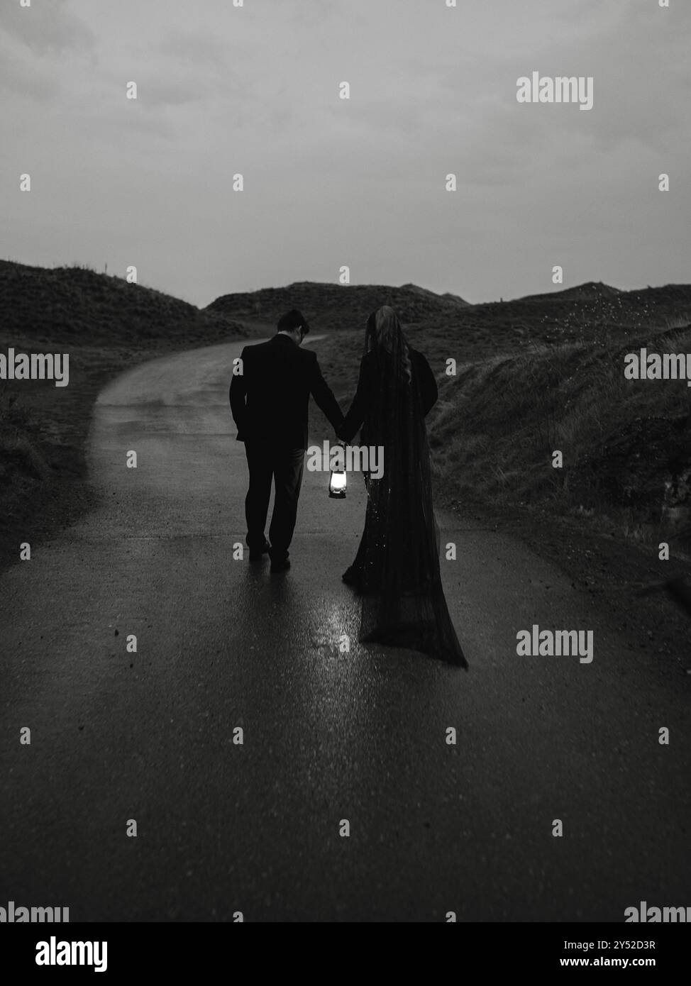 Una coppia spaventosa che cammina con una lanterna di notte a Chambers Bay Foto Stock