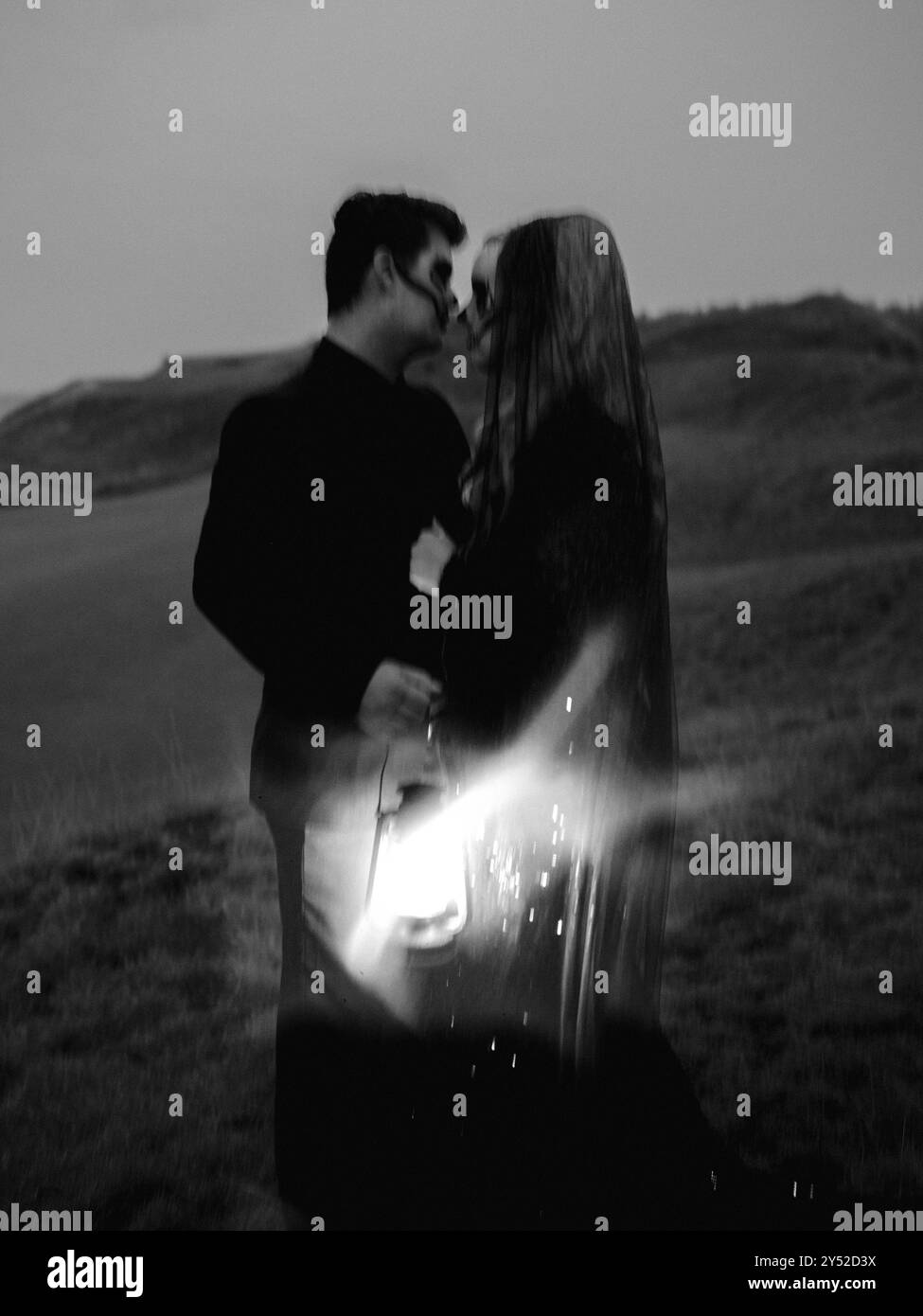 Coppia spettrale con spiriti spettrali dalla luce delle lanterne a Chambers Bay Foto Stock