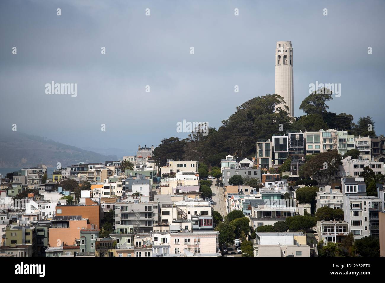 Vista della Coit Tower e del Telegraph Hill da Chinatown Foto Stock