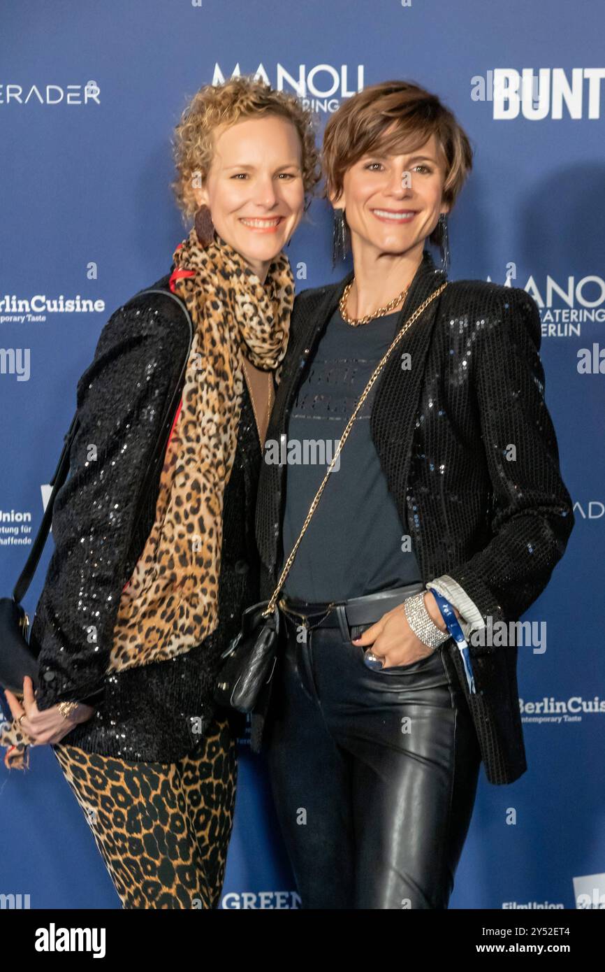 GER, Berlino, Christina Hecke mit Ehefrau Stefanie Henn, bei der Verleihung Deutscher Schauspielpreis 2024 im Club Theater Berlin. 13.09.2024 *** GER, Berlino, Christina Hecke con la moglie Stefanie Henn, alla cerimonia del German Acting Award 2024 al Club Theater Berlin 13 09 2024 Copyright: HMBxMedia/ManfredxBehrens Foto Stock