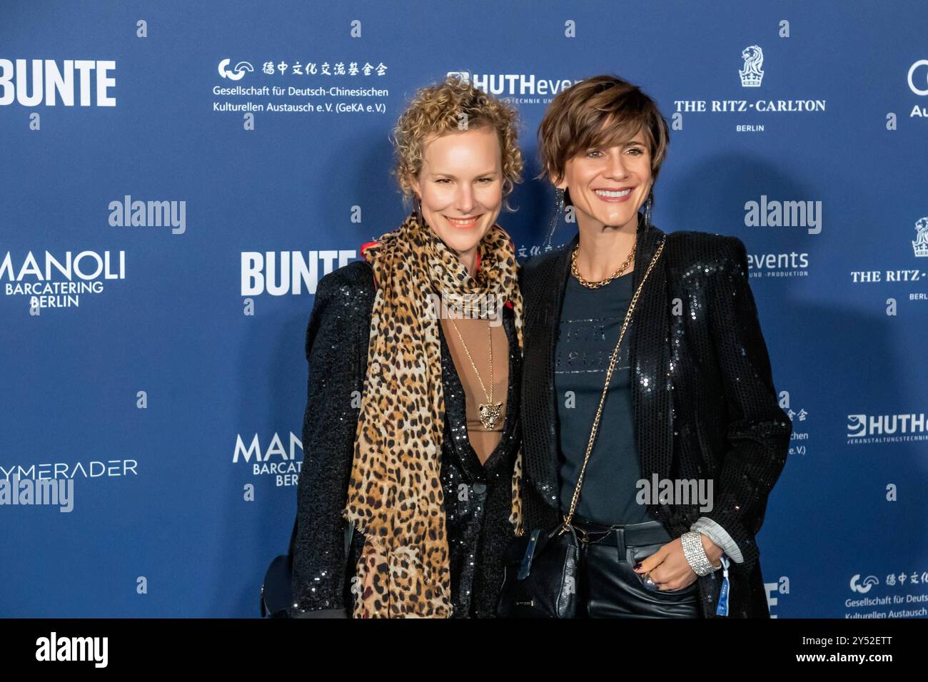 GER, Berlino, Christina Hecke mit Ehefrau Stefanie Henn, bei der Verleihung Deutscher Schauspielpreis 2024 im Club Theater Berlin. 13.09.2024 *** GER, Berlino, Christina Hecke con la moglie Stefanie Henn, alla cerimonia del German Acting Award 2024 al Club Theater Berlin 13 09 2024 Copyright: HMBxMedia/ManfredxBehrens Foto Stock