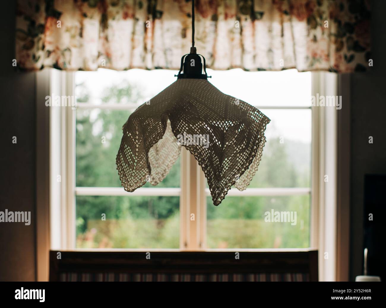 Lampada svedese ricamata appesa in una casa estiva Foto Stock