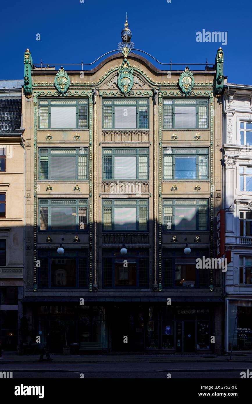 Løvenborg, progettato da Anton Rosen, completato nel 1907; il primo edificio danese con facciata a cortina; Vesterbrogade, Copenaghen, Danimarca Foto Stock