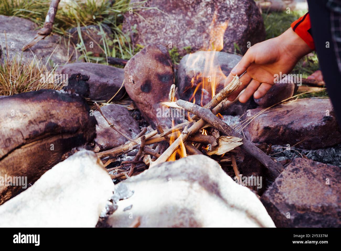 Un piccolo incendio nella foresta di Amsouzart, Marocco: Il calore della natura Foto Stock