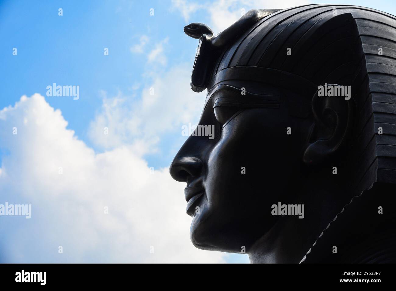 Londra, Regno Unito. Una delle due spine in bronzo in stile egiziano (progettate da George John Vulliamy) che fiancheggiano Cleopatra's Needle sul Victoria Embankment. Foto Stock