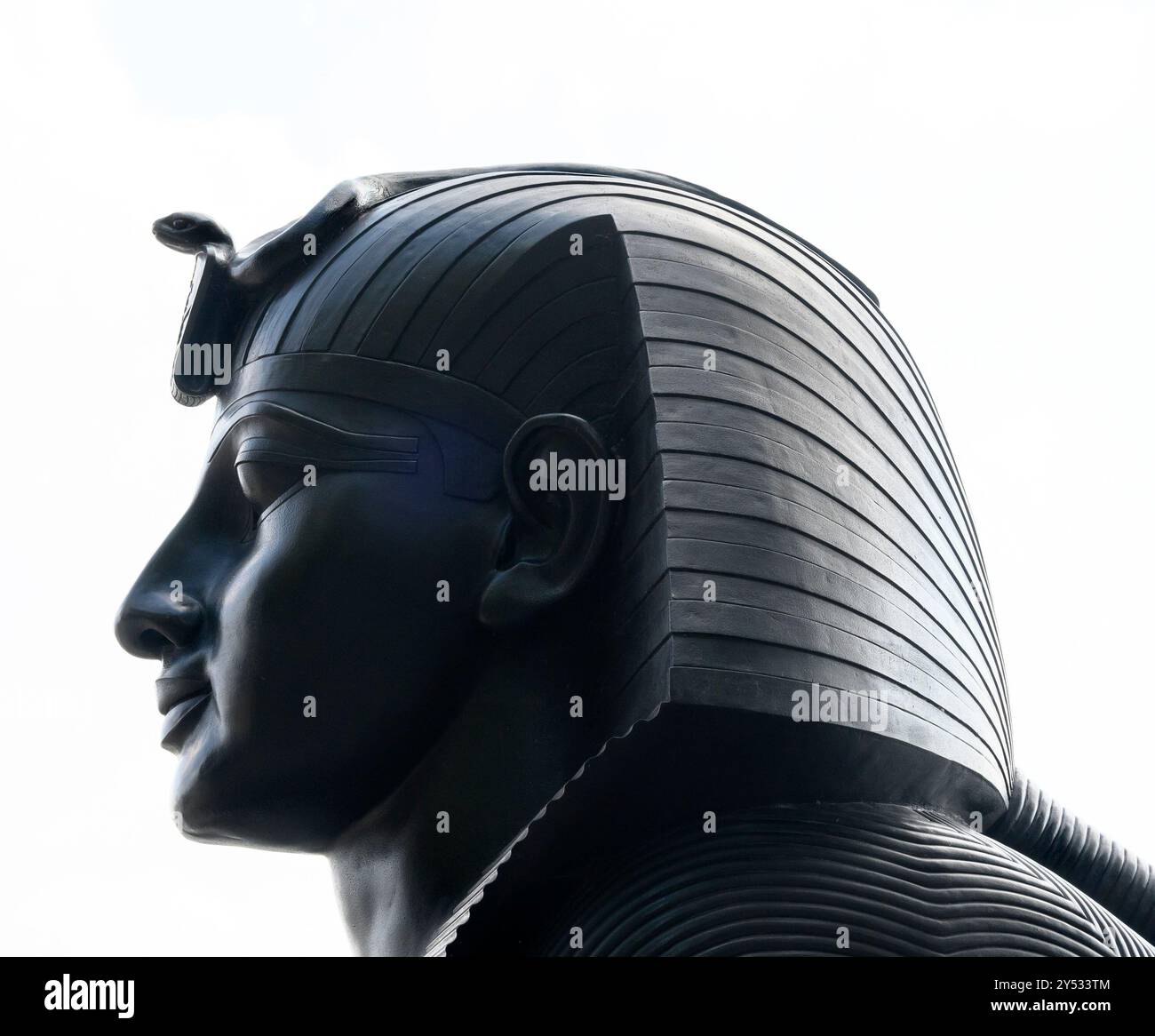 Londra, Regno Unito. Una delle due spine in bronzo in stile egiziano (progettate da George John Vulliamy) che fiancheggiano Cleopatra's Needle sul Victoria Embankment. Foto Stock