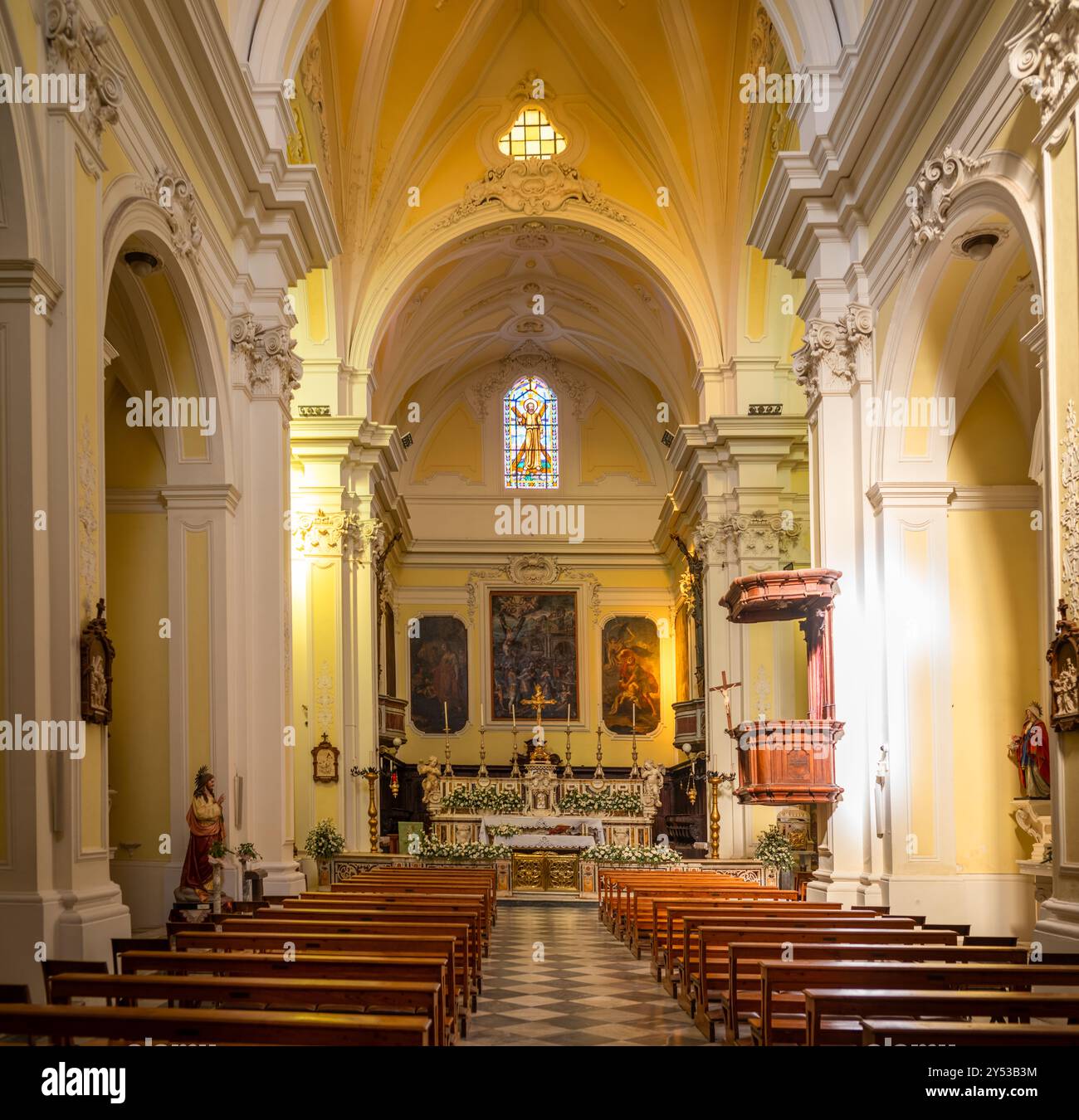 L'interno della bellissima chiesa madre barocca di Sant'Andrea Apostolo, o Chiesa madre, a Presicce, provincia di Lecce, Puglia, Italia. Foto Stock
