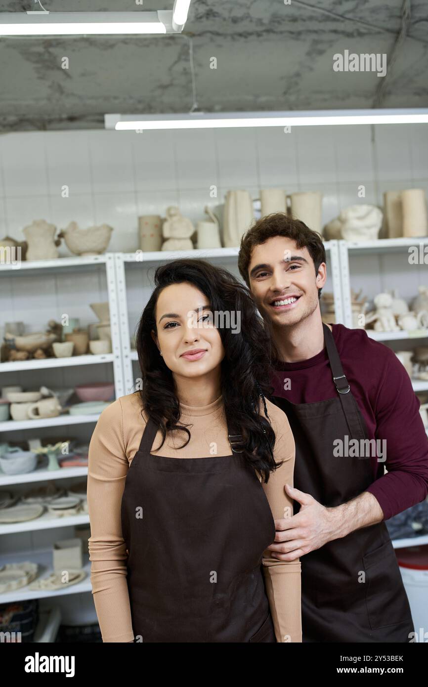 Una coppia amorevole crea splendide ceramiche nel loro elegante spazio di lavoro. Foto Stock