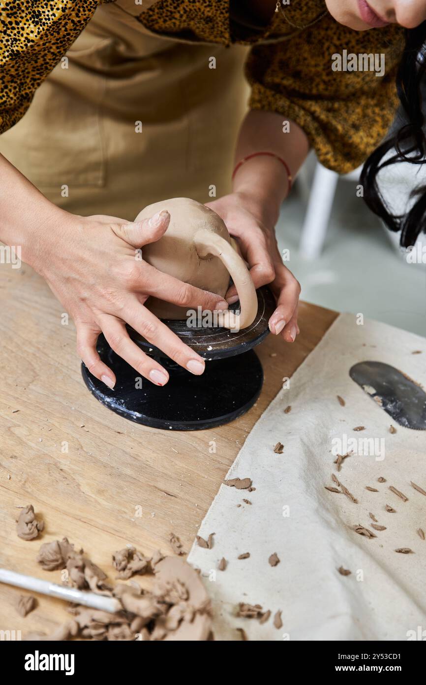 Donna che lavora sodo per fare ceramiche in studio. Foto Stock