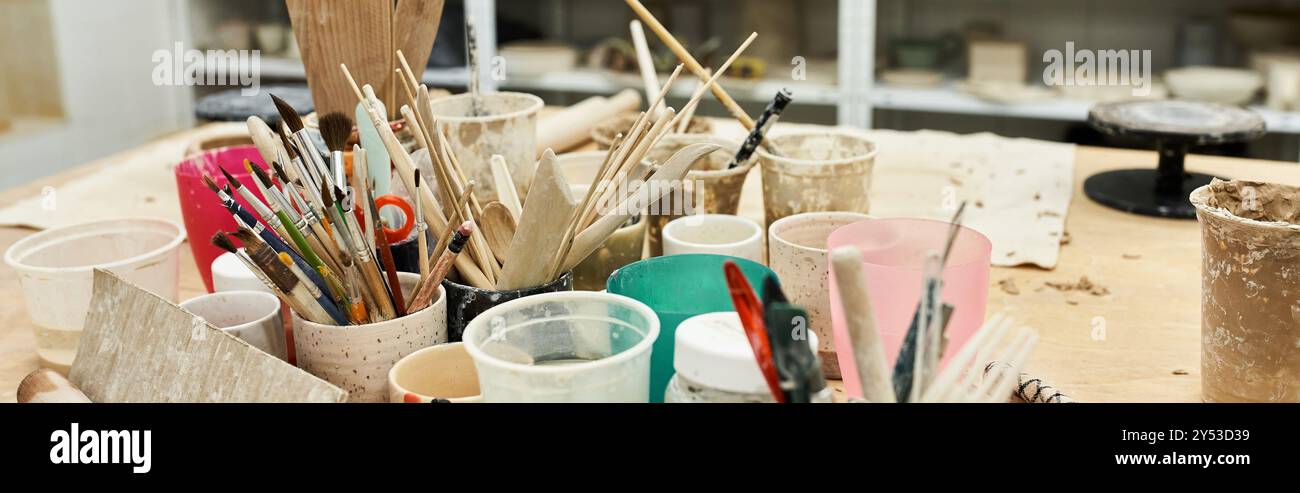 Alcuni strumenti sul tavolo in studio di ceramica. Foto Stock