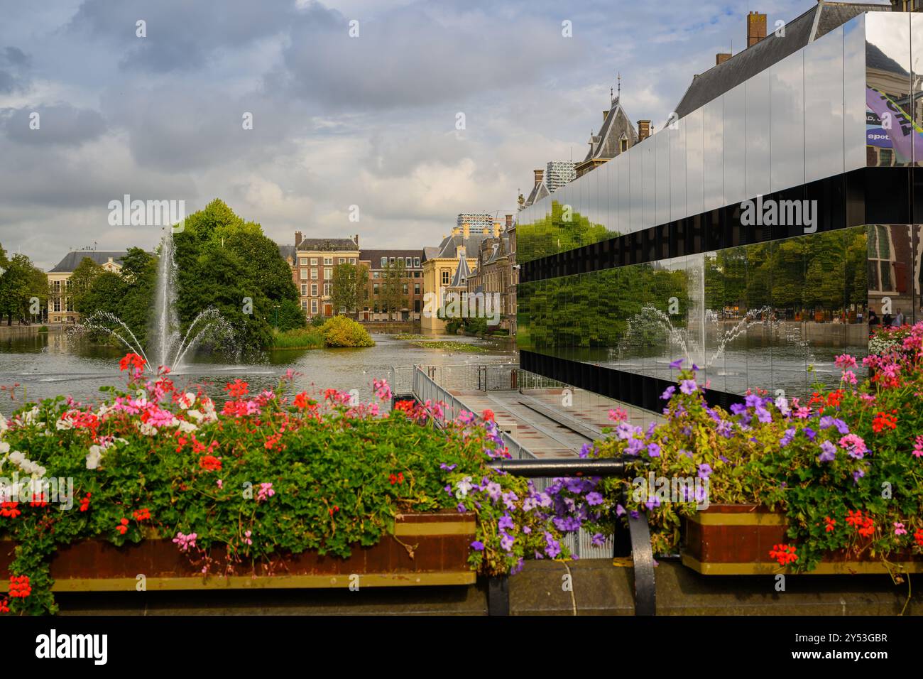 Le fontane del Binnenhof in un giorno d'estate soleggiato, Den Haag, Paesi Bassi Foto Stock