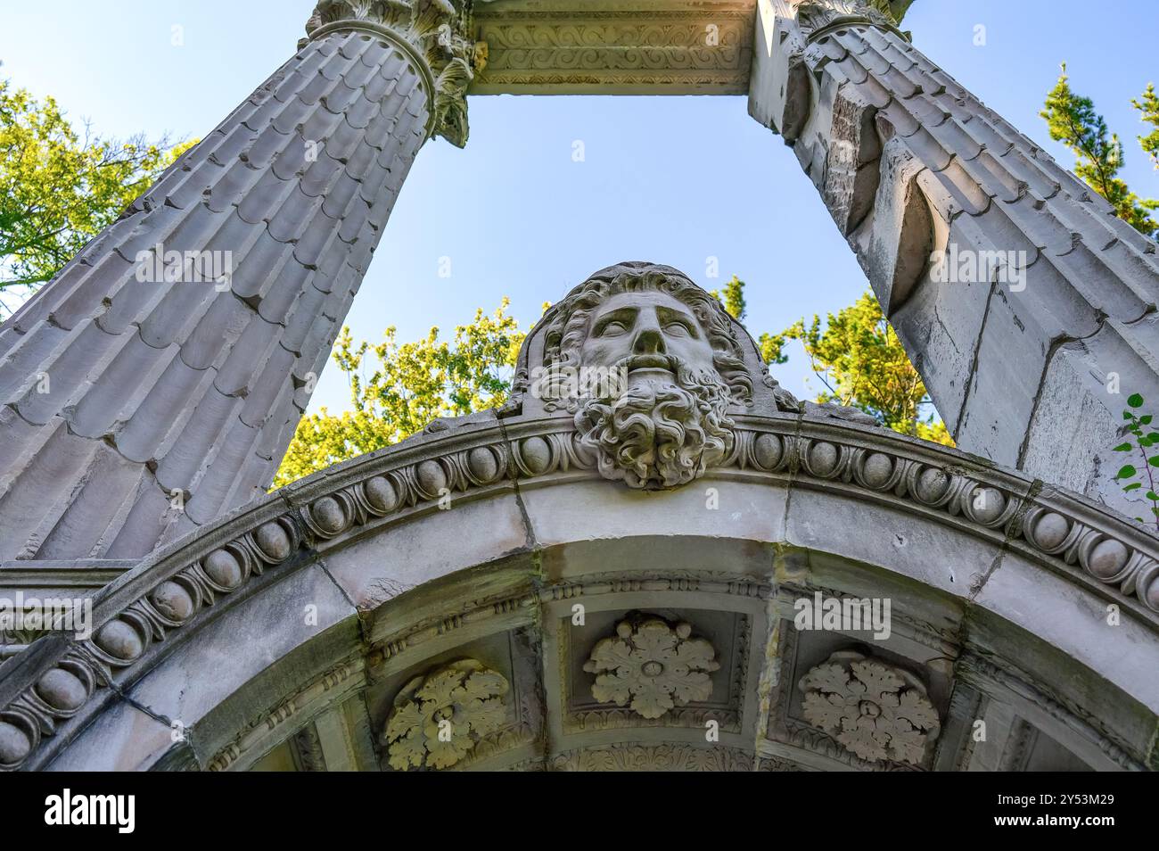 Toronto, Canada - 14 settembre 2024: Antico arco in pietra e colonne nella struttura del Teatro Greco nel Parco Gilda e nei Giardini. Foto Stock