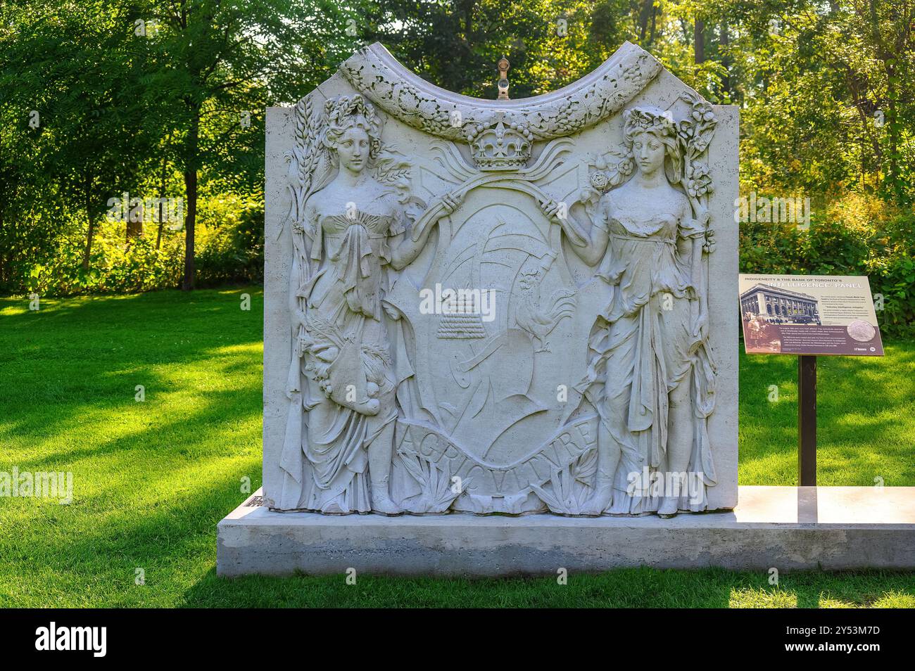 Toronto, Canada - 14 settembre 2024: Scultura in pietra recuperata dagli edifici demoliti. Decora il Guild Park e i giardini. Foto Stock