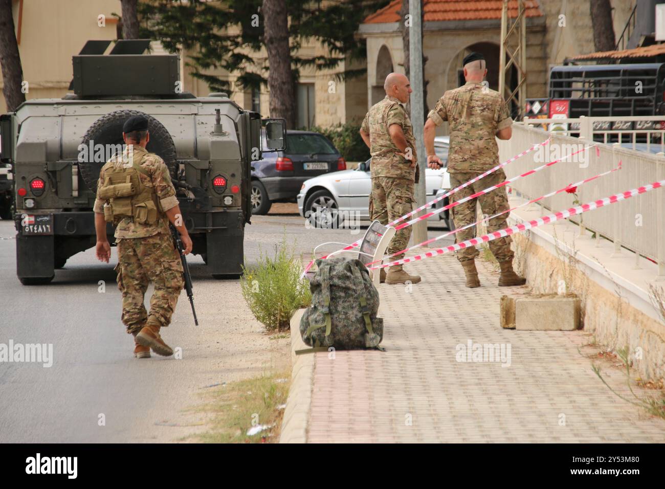 Qalaa, Libano. 19 settembre 2024. I membri dell'esercito libanese indagano sui dispositivi radio gettati vicino a un faro durante un'operazione di ricerca a Qalaa, Libano, 19 settembre 2024. Il numero di morti nelle esplosioni che hanno colpito cercapersone e radio portatili in tutto il Libano martedì e mercoledì è salito a 37, mentre le ferite sono arrivate a 2.931, il ministro della salute libanese Firas Abiad ha detto giovedì. Crediti: Taher Abu Hamdan/Xinhua/Alamy Live News Foto Stock