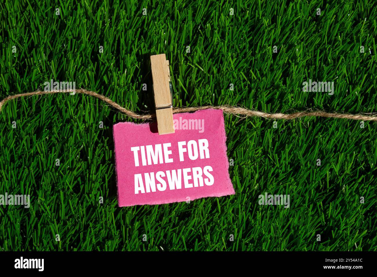 Messaggio Time for Answers scritto su un pezzo di carta rosa strappato con sfondo verde. Simbolo tempo concettuale per le risposte. Copia spazio. Foto Stock