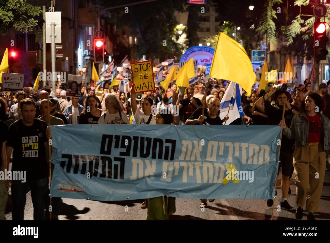 Una grande folla marcia per le strade di Gerusalemme chiedendo il rilascio degli ostaggi detenuti a Gaza e la fine della guerra il 14/9/24 Foto Stock