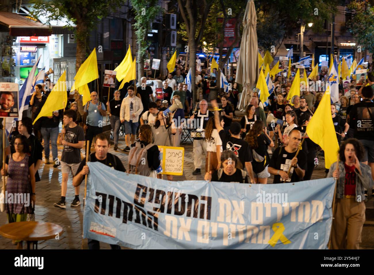 I manifestanti che hanno bandiere gialle e striscioni marciano attraverso Gerusalemme chiedendo un accordo con gli ostaggi e la fine della guerra a Gaza il 14/9/24 Foto Stock