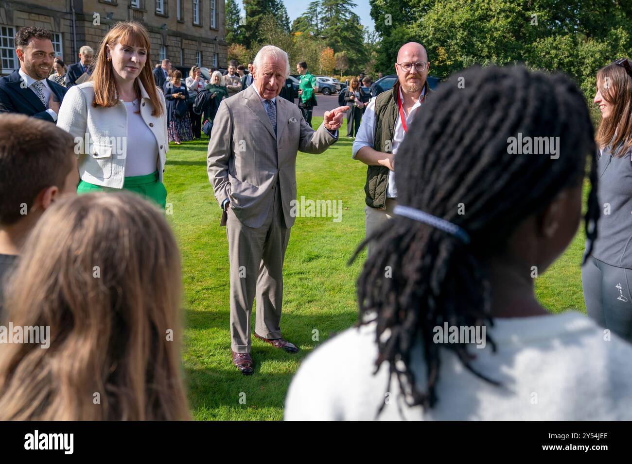 Re Carlo III, con il vice primo ministro Angela Rayner, incontra il personale e gli studenti della Abbey Primary School che hanno partecipato alle attività educative nel bosco fornite dalla King's Foundation nella Dumfries House Estate a Cumnock, Ayrshire. Dumfries House è la sede della King's Foundation, un'organizzazione di beneficenza fondata dal re come Principe di Galles nel 1990. Data foto: Venerdì 20 settembre 2024. Foto Stock