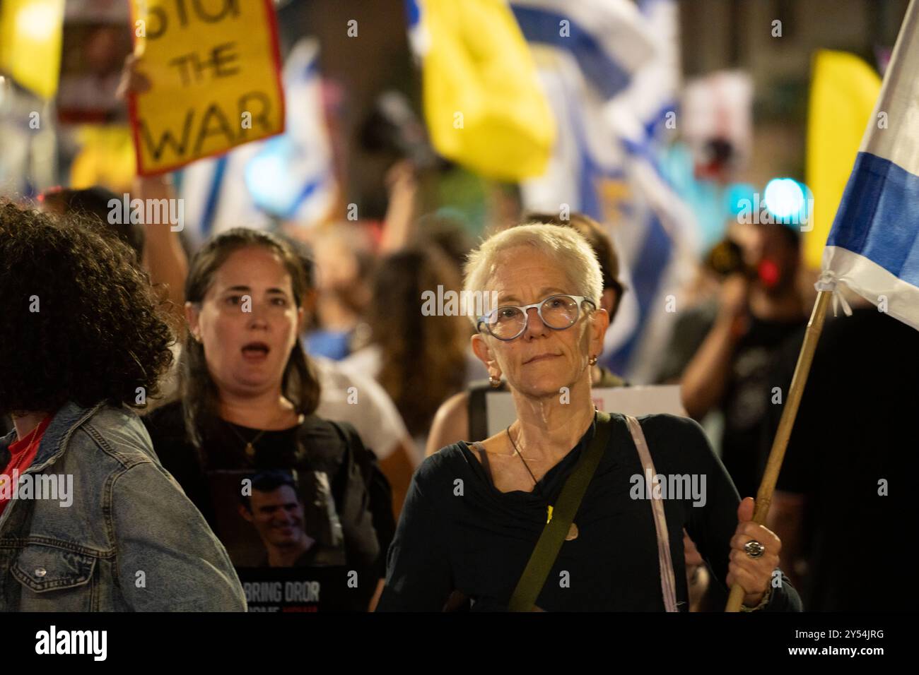 I manifestanti ondeggiano bandiere e segnali antibellici in occasione di una manifestazione a Gerusalemme per il rilascio degli ostaggi a Gaza e la fine della guerra Israele-Hamas il 14/9/24 Foto Stock