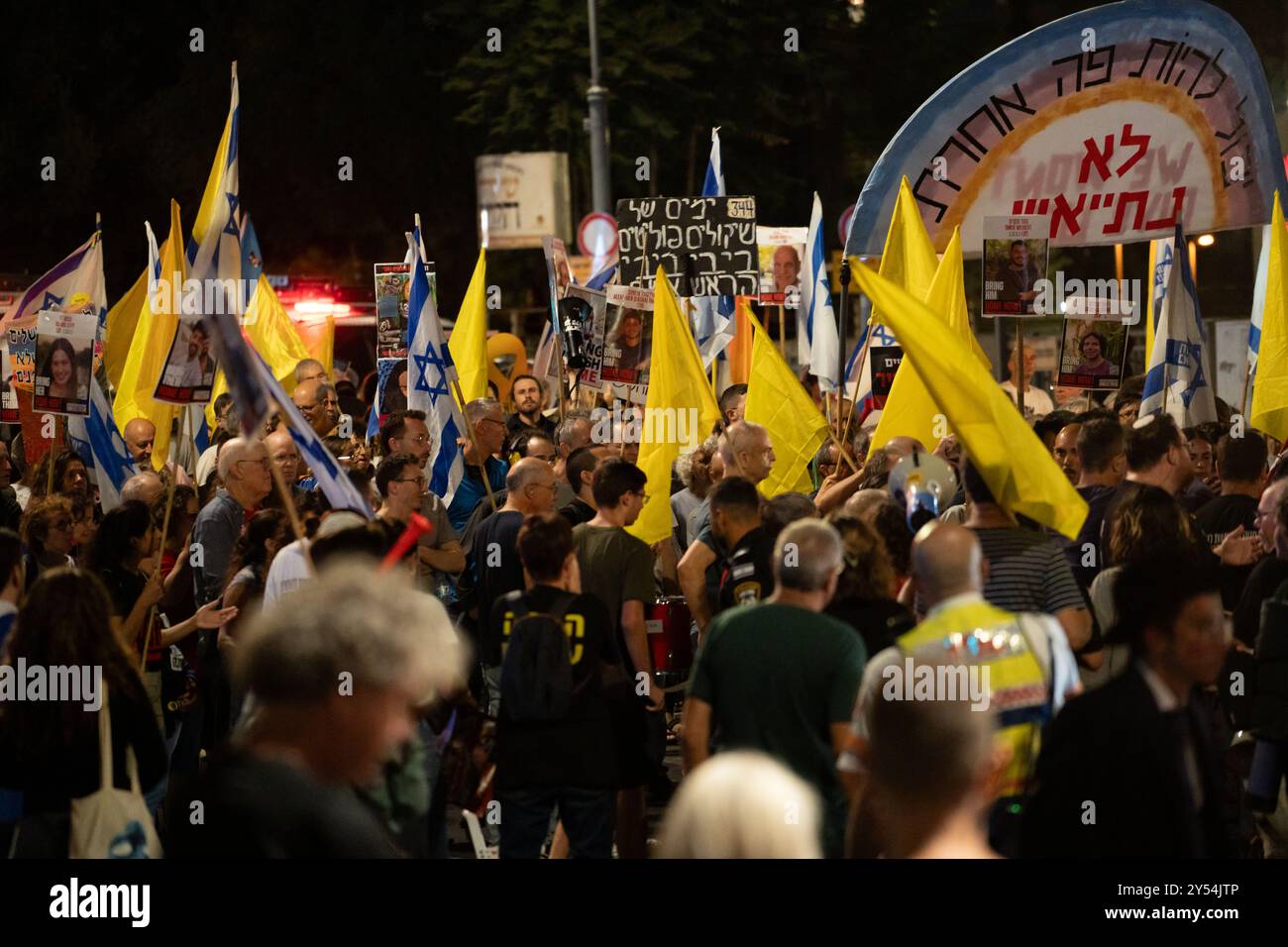I manifestanti sventolano bandiere gialle per il ritorno degli ostaggi in una manifestazione antibellica di massa in Piazza Parigi, Gerusalemme, il 14/9/24 Foto Stock