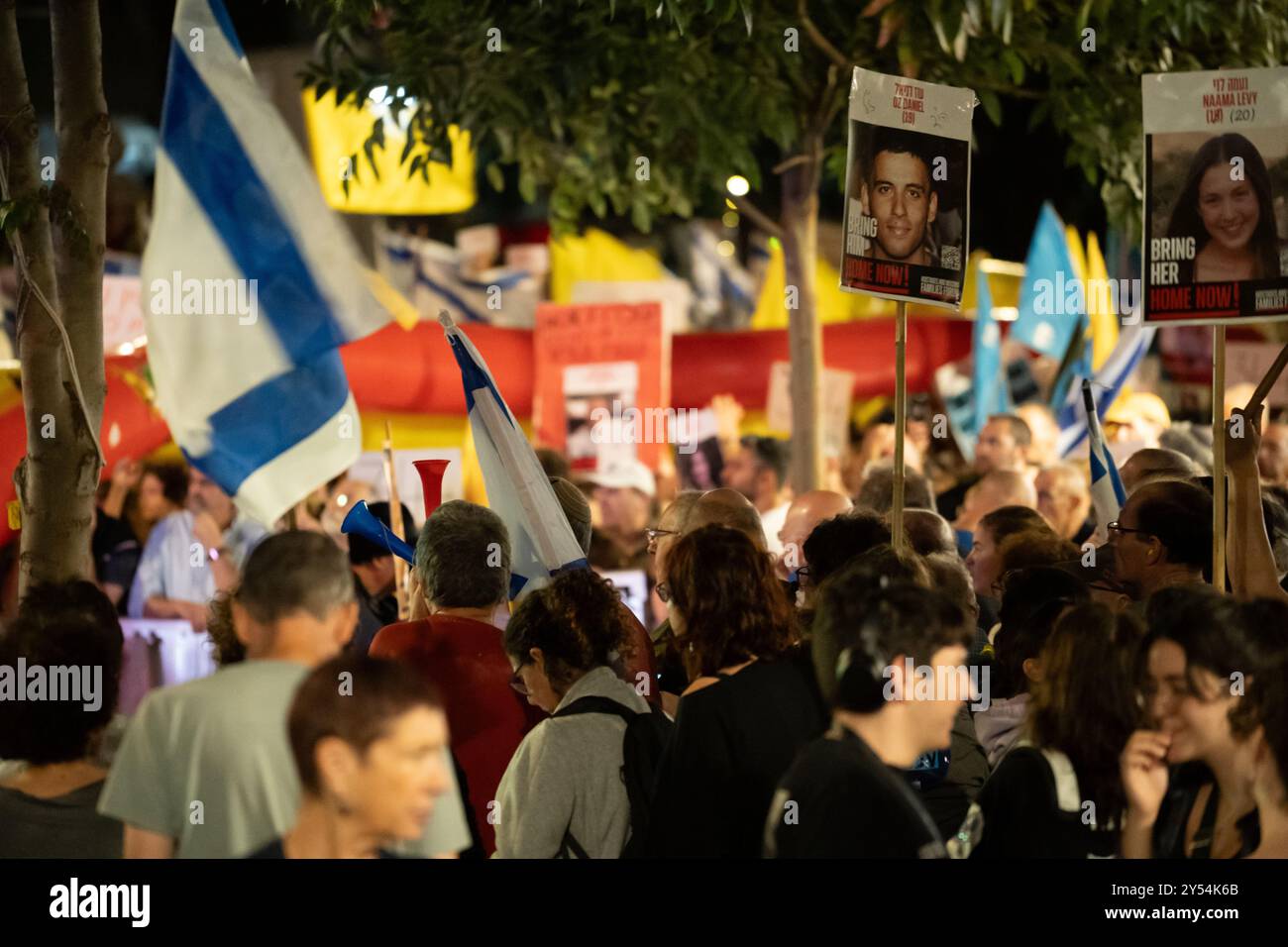 I manifestanti tengono bandiere israeliane e segnali di ostaggio mentre si riuniscono in Piazza Parigi, Gerusalemme, per radunarsi per il rilascio degli ostaggi il 14/9/24 Foto Stock